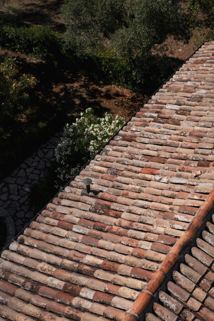 Vista dall'alto del tetto formato da coppi, un piccolo comignolo del casolare Il Pignocco.