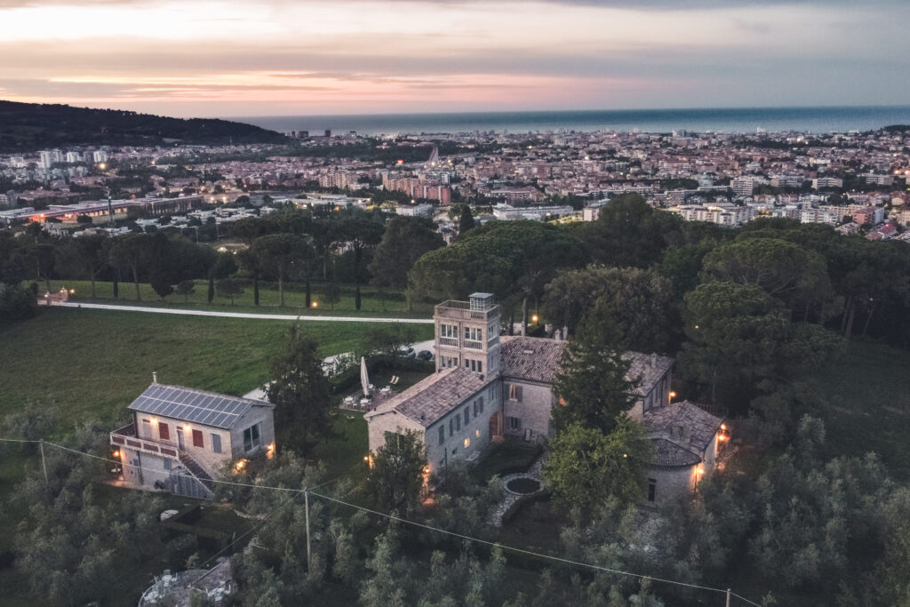 Il Pignocco Country House, situato su una collina vicino a Pesaro e al mare, comprende l’edificio principale e l’ex fienile.