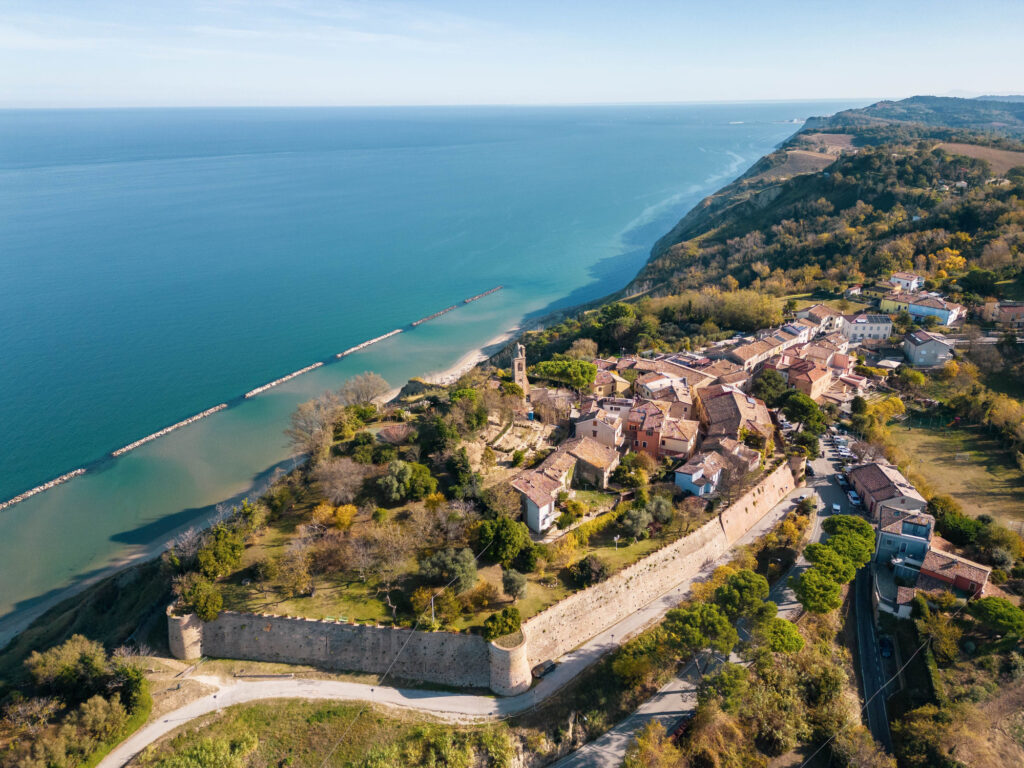 Veduta aerea di Fiorenzuola di Focara, arroccato sul mare Adriatico, circondato da mura antiche e dal Parco Naturale del San Bartolo.