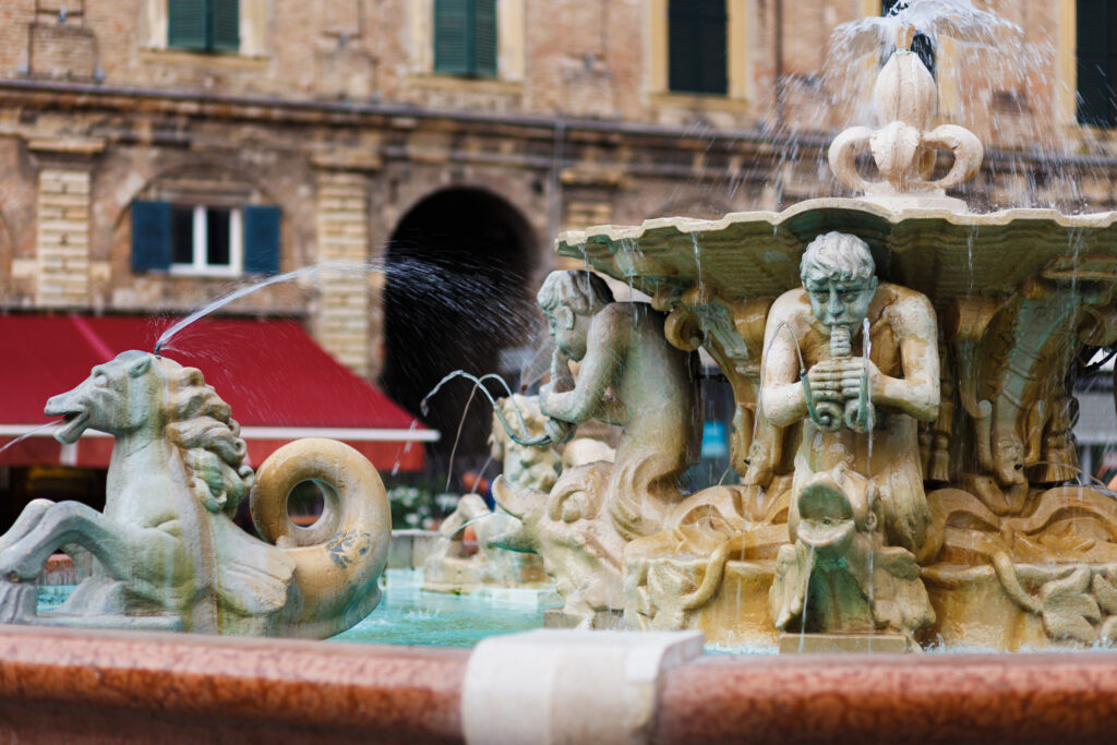 Fontana dei Tritoni, in Piazza del Popolo, a Pesaro