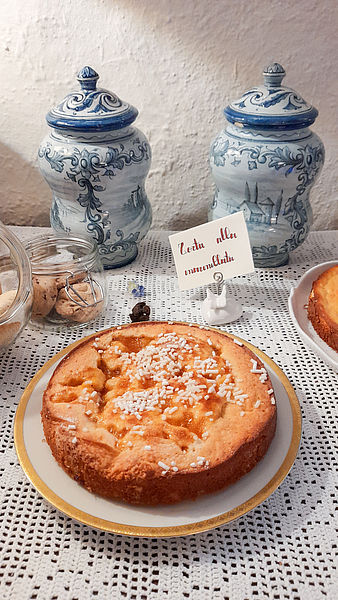 La torta morbida con marmellata e granella di zucchero sul tavolo del buffet colazioni