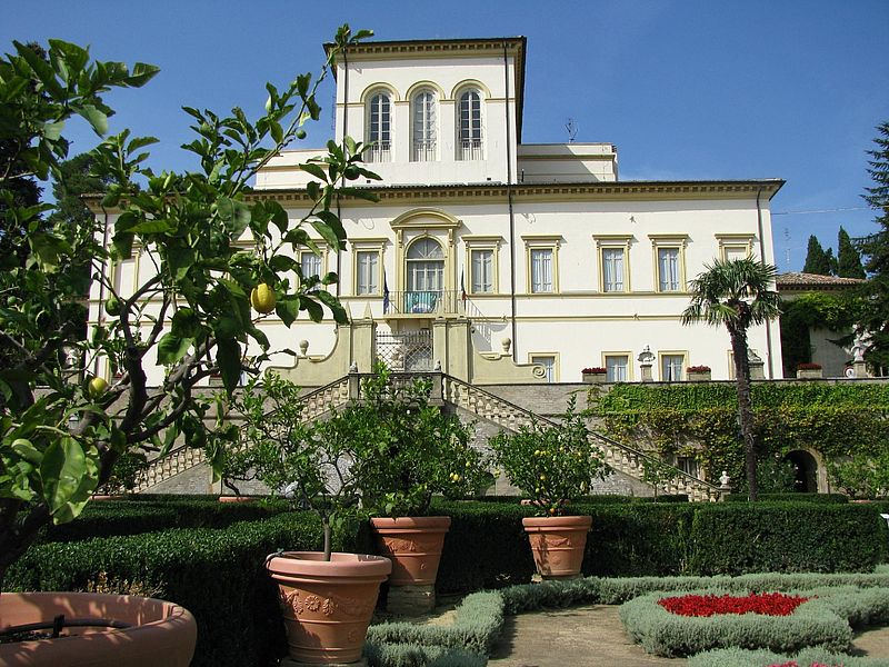 Vasi con piante di limone, siepi di bosso e sulla sfondo la facciata di Villa Caprile